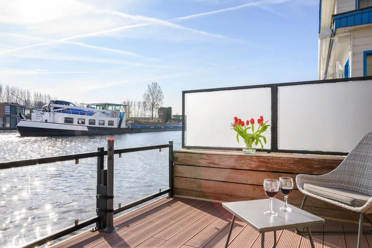 Houseboat Studio With Canalview And Free Bikes Amsterdam Bed & Breakfast